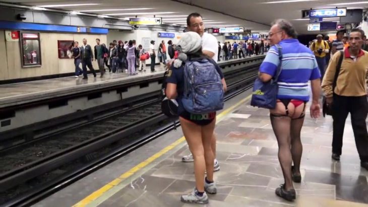 señores en medias y tangas en el metro