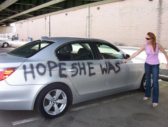 mujer graffitti carro