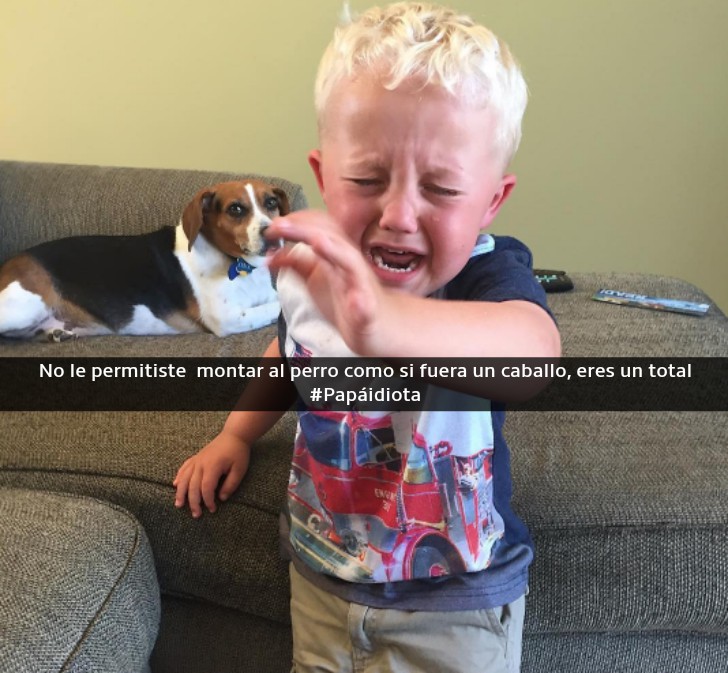 niño llorando al lado de un perro