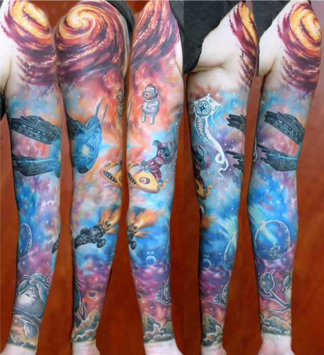 tatuaje de universo en los brazos