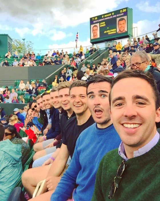 selfie de amigos en estadio, agregan más personas