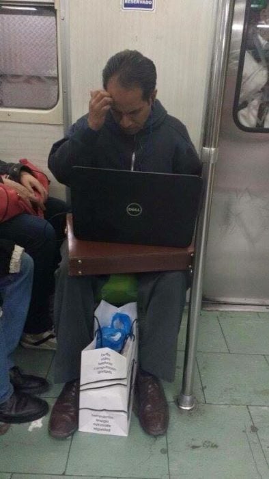 hombre que usa el metro como oficina