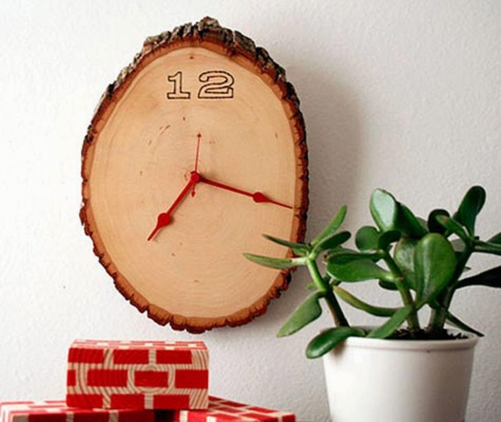 reloj hecho de madera