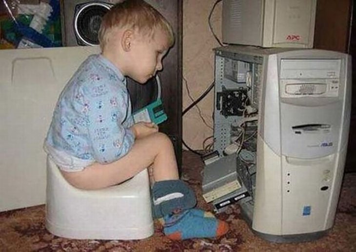 niño haciendo popó frente a un pc