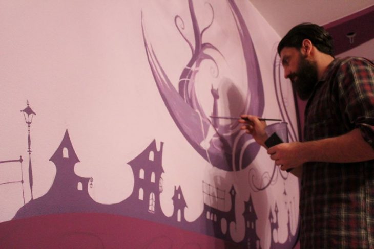 giorgi pintando una pared de fantasía