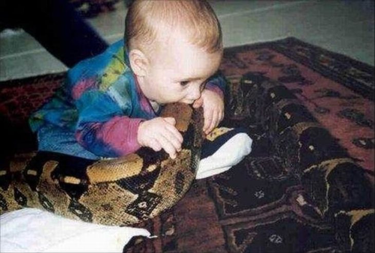 niño mordiendo serpiente