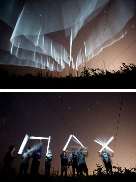 luces en el cielo detrás de cámaras