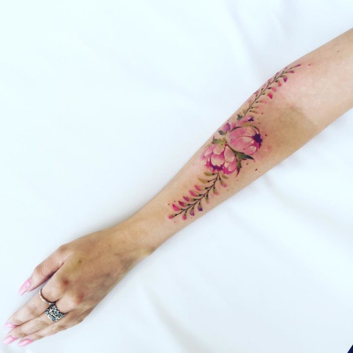 tatuaje de flores delicadas en un brazo