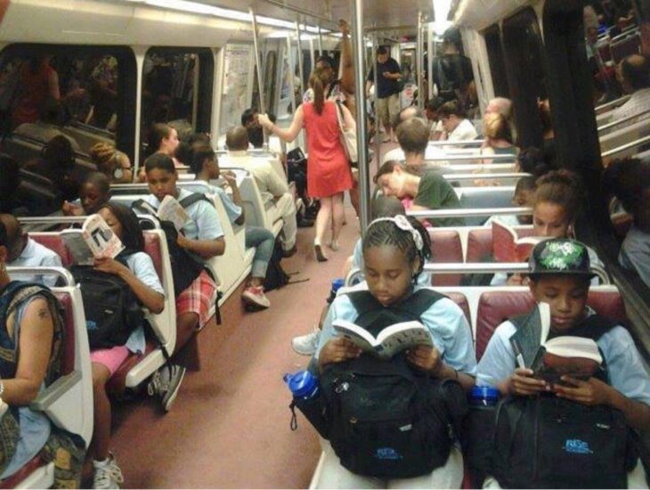 niños leyendo en el autobus