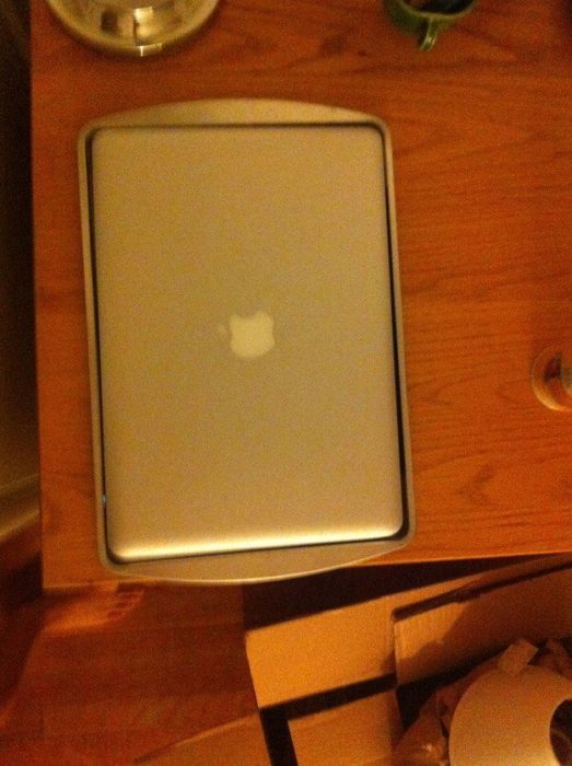 laptop en bandeja de cocina