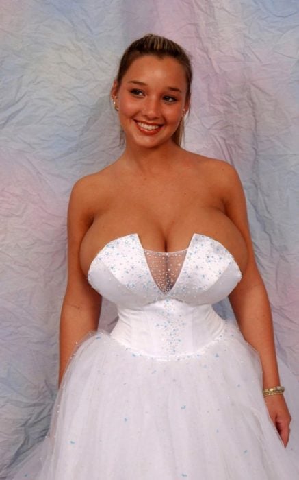 vestido de novia con escote muy pronunciado