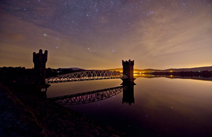 puente irlandés bajo las estrellas