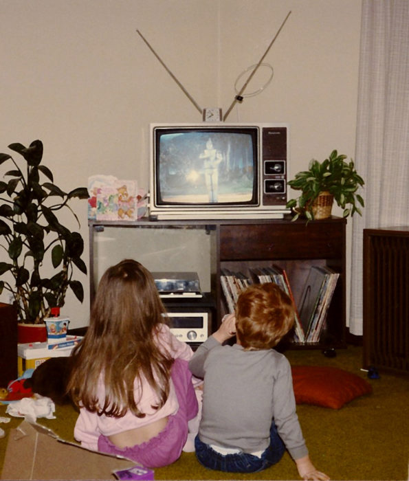 hermanos viendo pelìcula