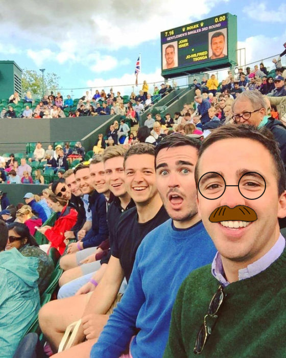 amigos en estadio