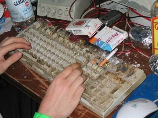 manos escribiendo en un teclado sucio