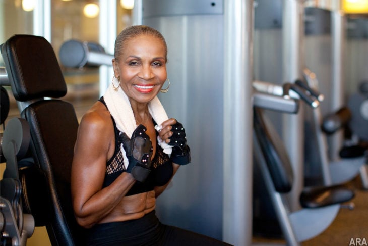 Ernestine Shepherd en el gimnasio