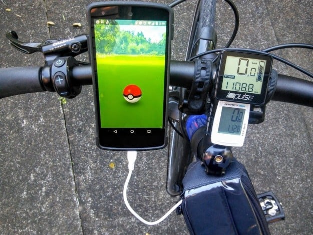 Adictos Pokemón Go en bici