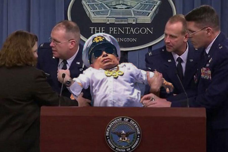 Batalla PS Verne Troyer echado de conferencia de prensa en el pentagono