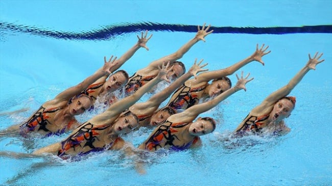 mujeres nadando