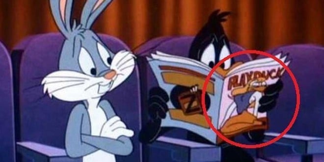 Buggs y Pato viendo revista