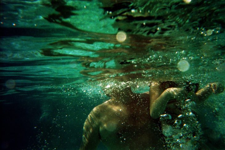 Fotografía de persona bajo el agua