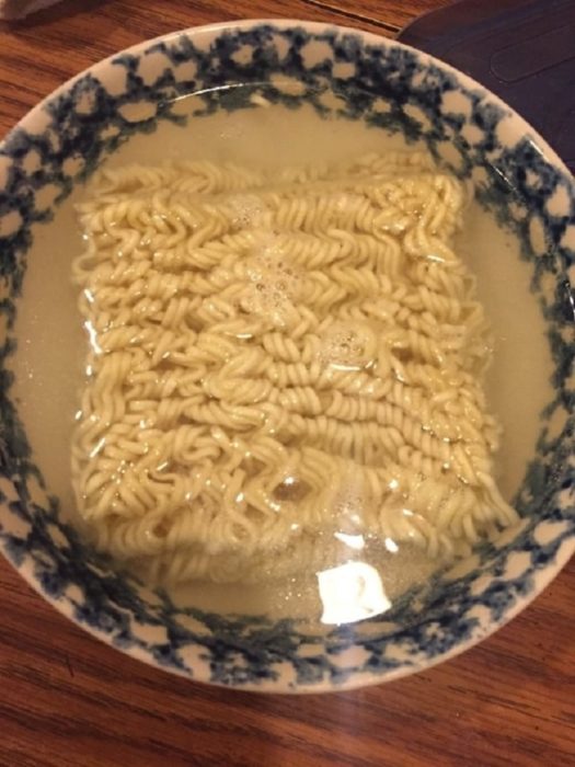 ramen instantaneo colocado en un tazon para comerse