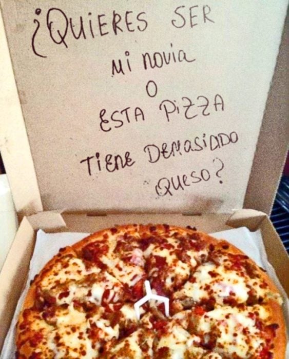 Quieres ser mi novia o esta pizza tiene demasiado queso