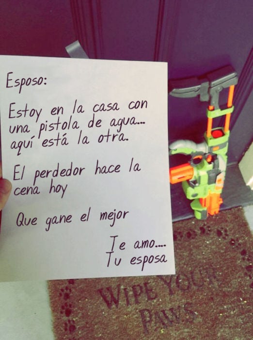 Nota esposa guerra de pistolas de agua