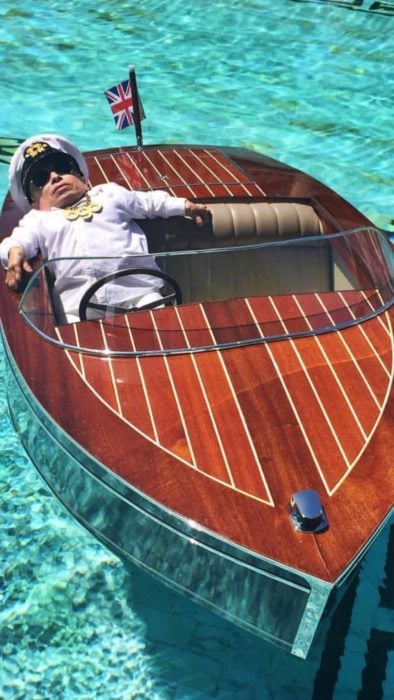 Foto de Verne Troyer dormido en un barco