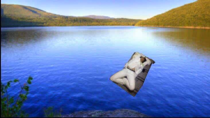 Pasante medicina se queda dormido. Photoshop en medio de un lago