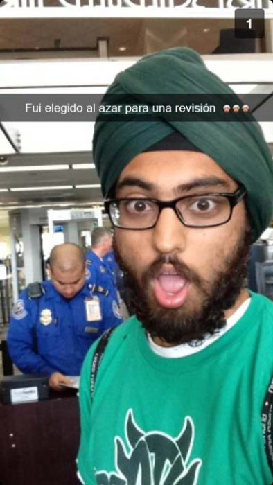 Snapchat Divertidos. Un hombre con turbante detenido para una revisión al azar