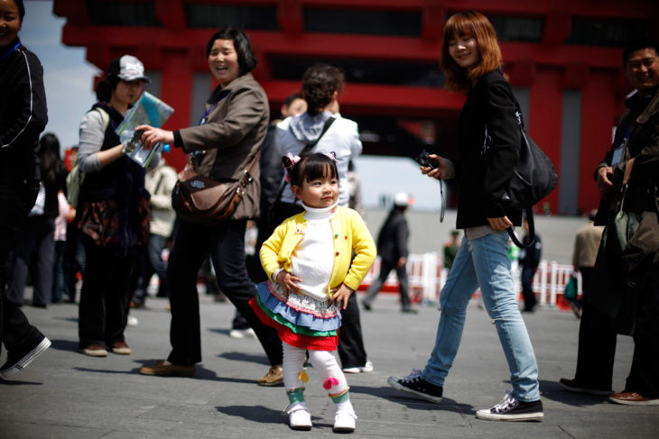 Niña coqueta en calle