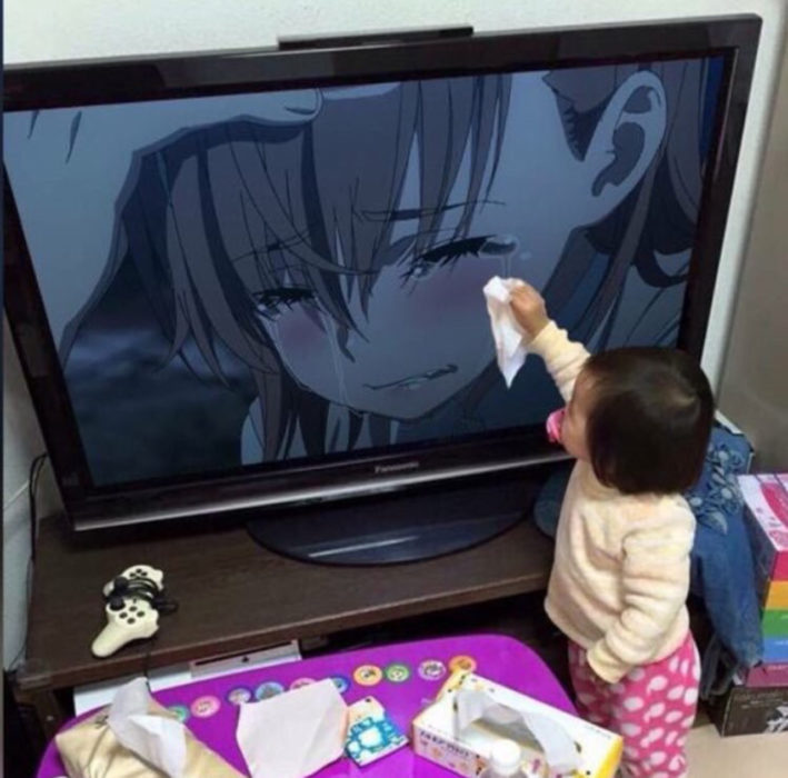 Niña limpiando las lágimas de una mona en la tv