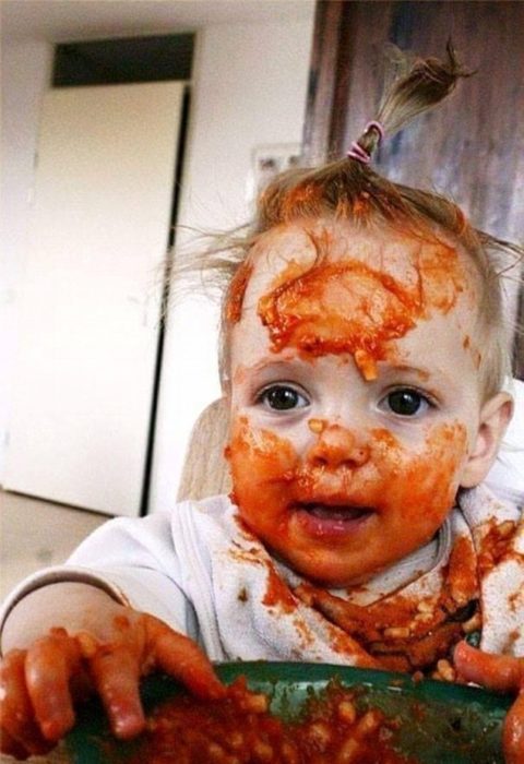 Niña llena de comida en la cara