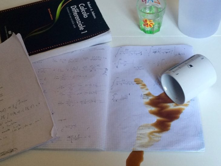 cafe derramado sobre la tarea