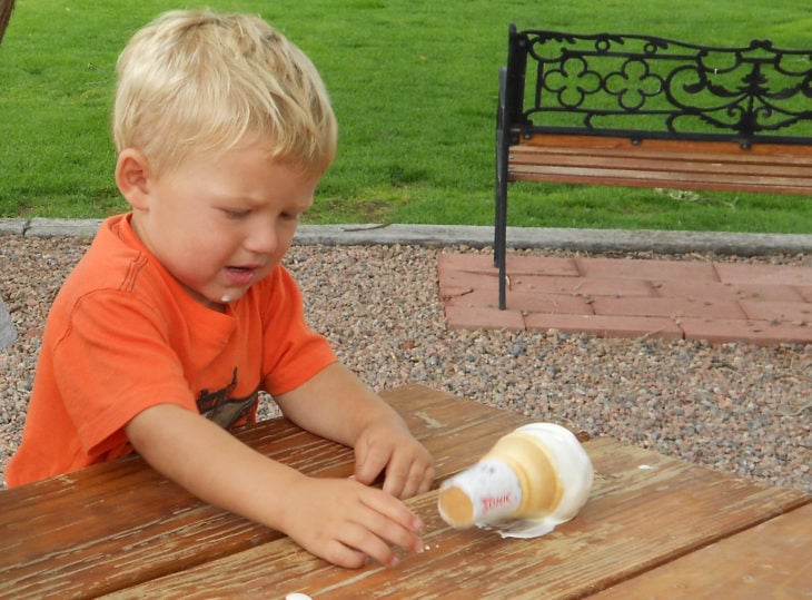 niño derrama su helado