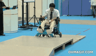 GIF de una silla de ruedas subiendo escalones
