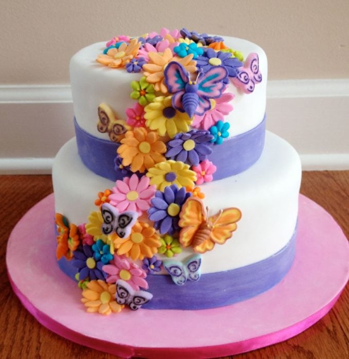 pastel con flores y mariposas