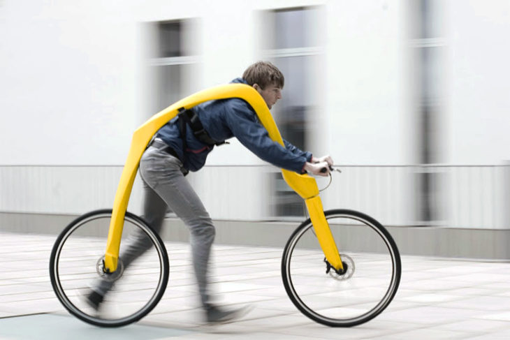 Bicicleta sin pedales ni asiento para quela persona vaya caminando y dirigiéndo el manubrio