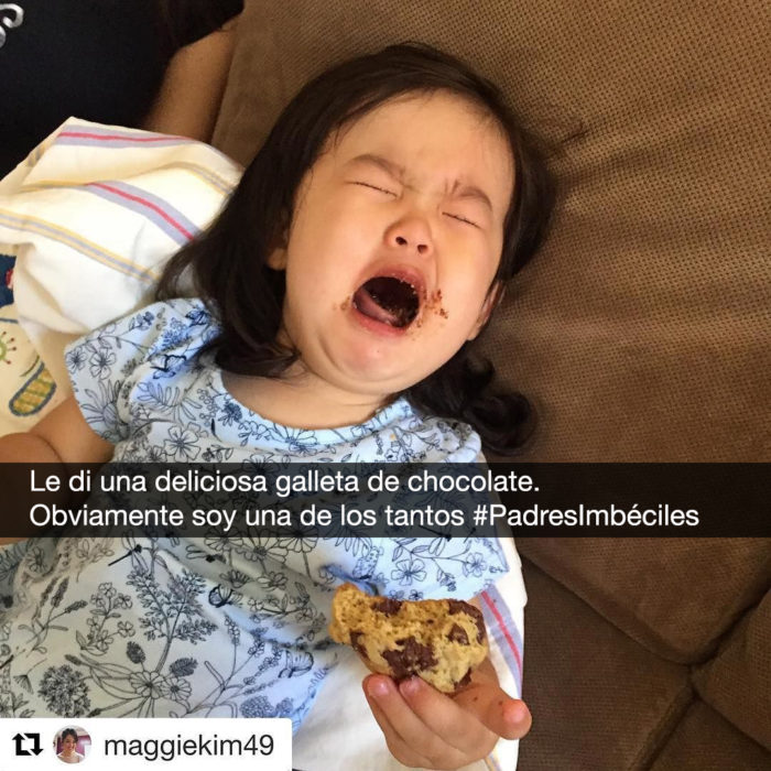 niña llora con una galleta de chocolate