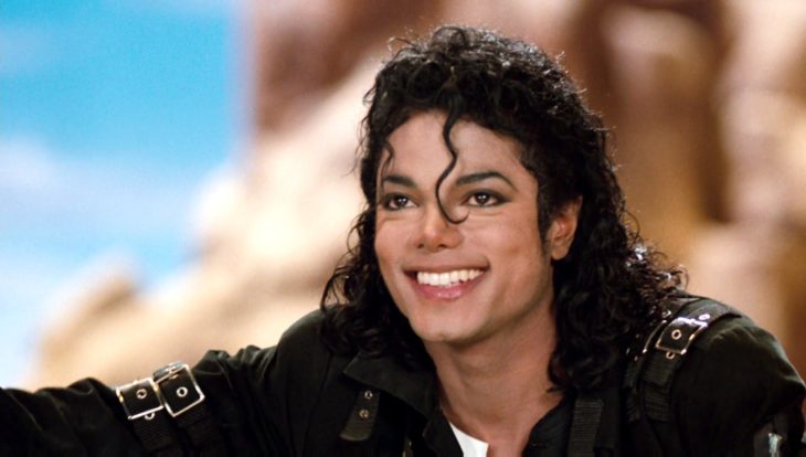Michael Jackson sonríe