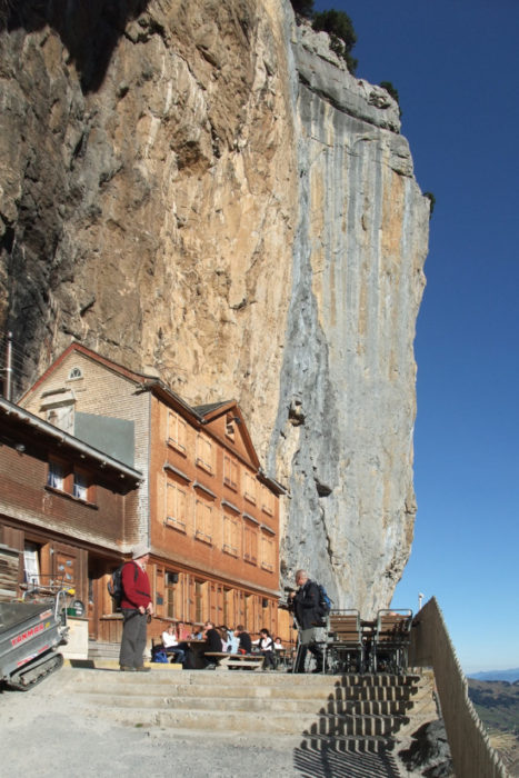 hotel en una montaña, persona