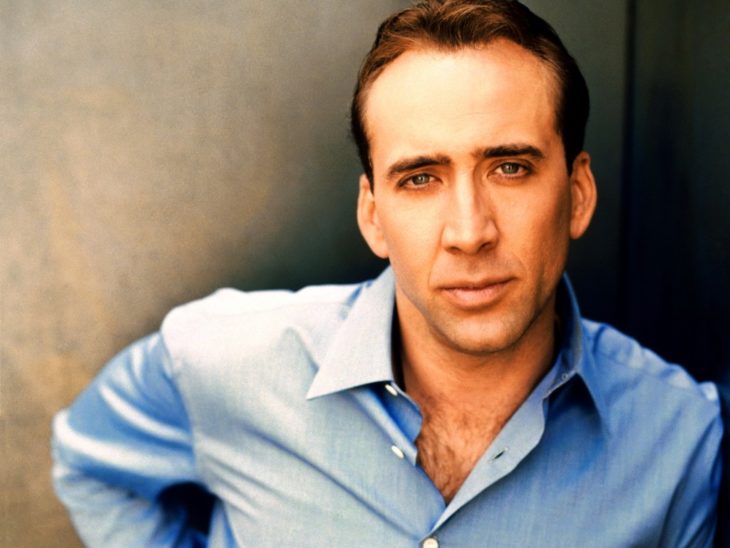 Nicholas Cage con camisa azul