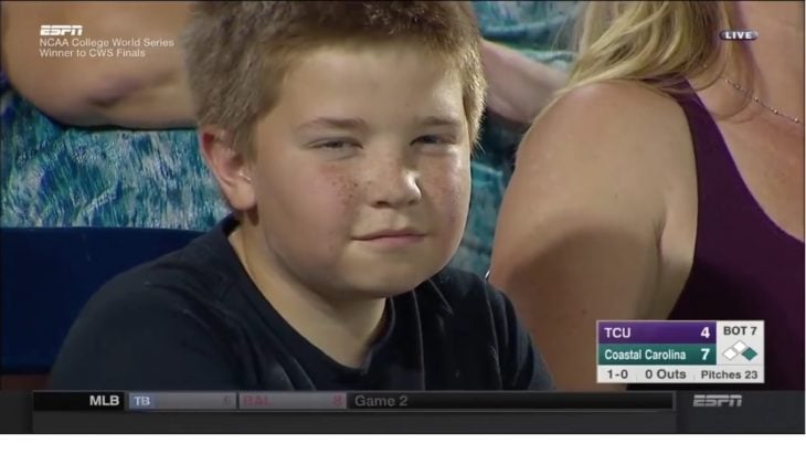 Niño en los NCAA College World Series finales de beisbol mirando fijamente a la cámara
