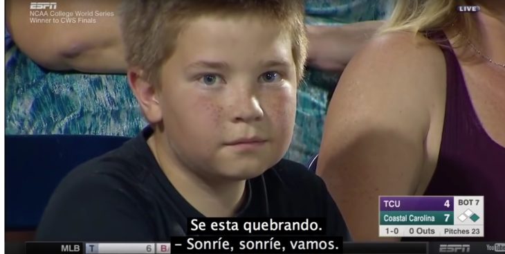 Niño mirando fijamente a la cámara