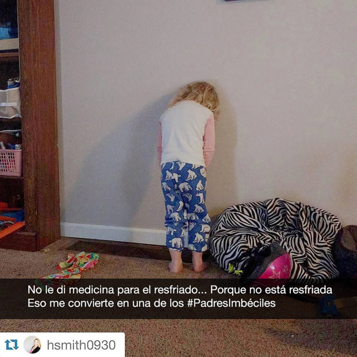 niña llora contra la pared