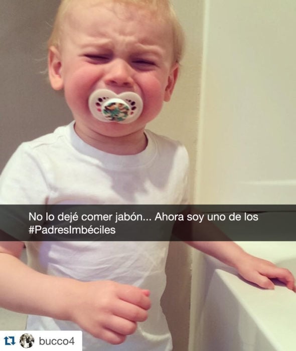 niño llora porque no lo dejan comer jabón