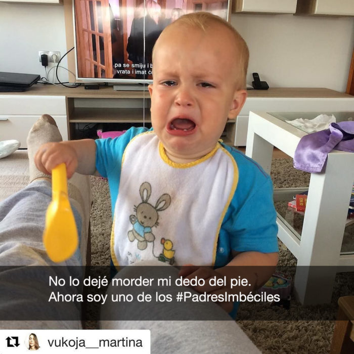 niño llora con un globo