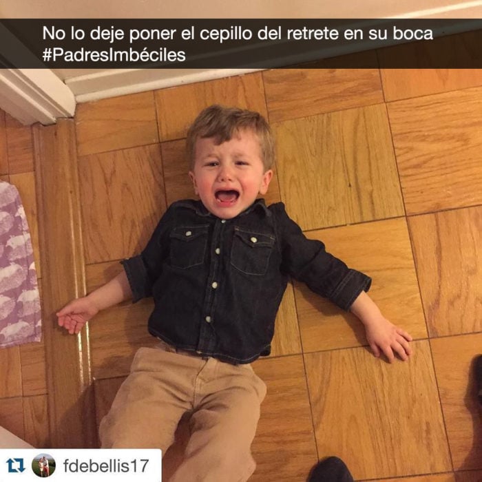 niño llora en el piso