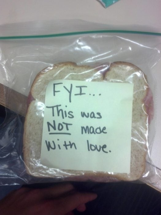 una bolsa con un sandwich adentro y una nota que dice que no fue hecho con amor